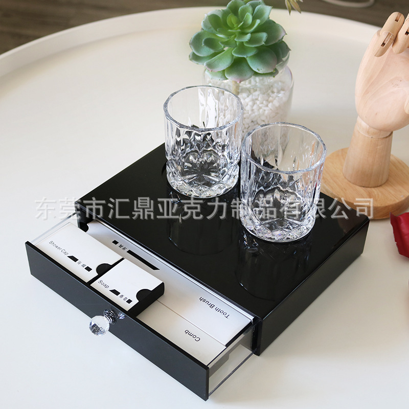 Hộp giặt ủi một lần cho một phòng tắm đơn giản.
