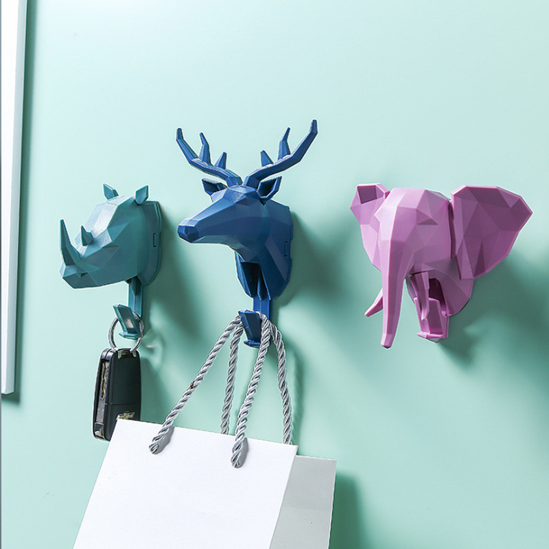 The original strip hooks, the creative decorating of the animal head, the deer's hat, the decorating of the wall, the household goods.