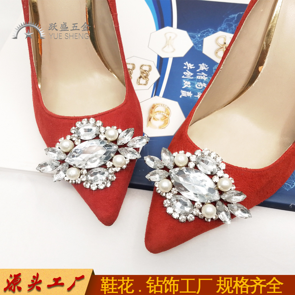 Những đôi giày mới tinh tinh chế và khởi động được nhúng trong những đôi giày bằng ngọc trai, những cái nút chống hơi cay.