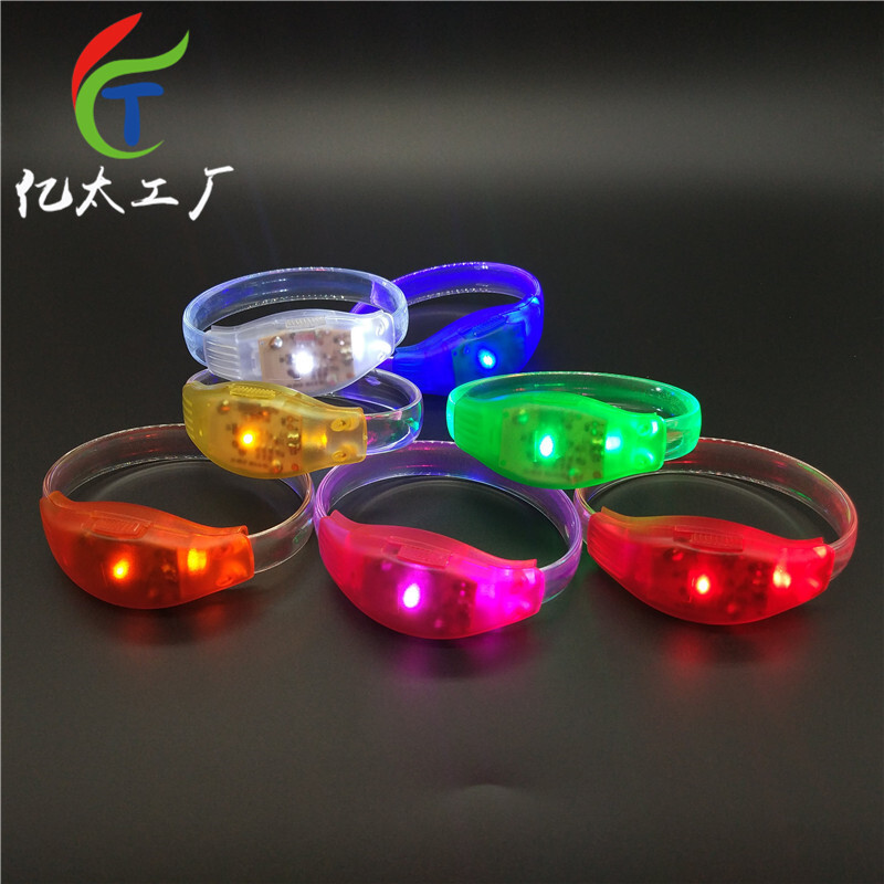Những vòng tay rực rỡ mới của buổi hòa nhạc, lụa LED, những lễ hội giải trí.