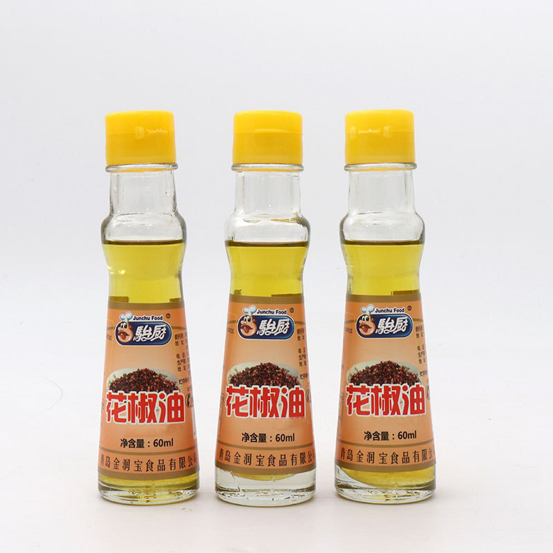 Một chai dầu tiêu nhỏ, một nhà hàng với một loại nước sốt lạnh, một cây halogen để nấu nồi lửa.