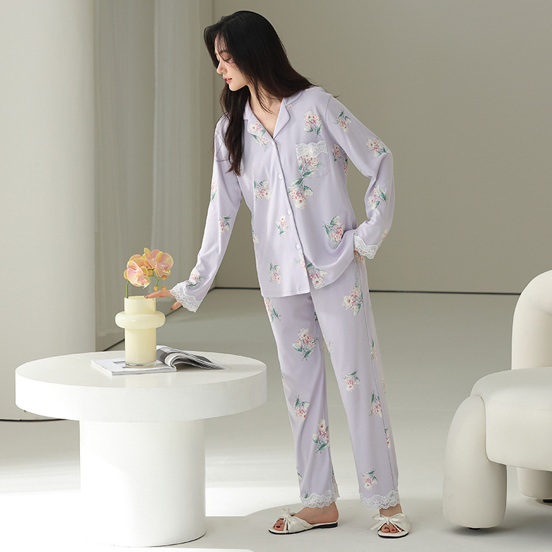 Đó là một nhà máy vải bông đơn giản bán quần áo dài chống khuẩn mùa xuân và mùa thu với quần áo gia đình lớn và lỏng lẻo.