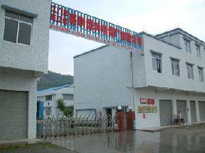 Đồ dùng phòng tắm, bàn chải, thùng rác, khăn giấy, quần áo.