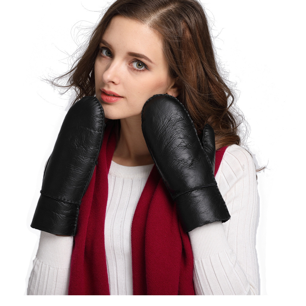 The Amazon sells hairy, leathery-skinned gloves for the outdoors of autumn and winter.