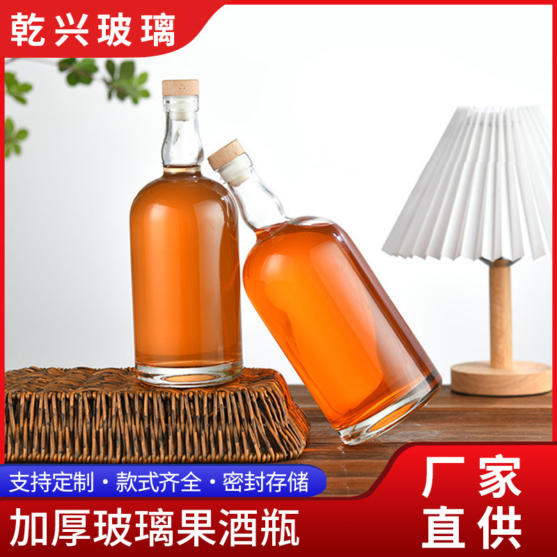 Vodka, thủy tinh trong suốt 500ml, một chai trái cây, một loại mận xanh.