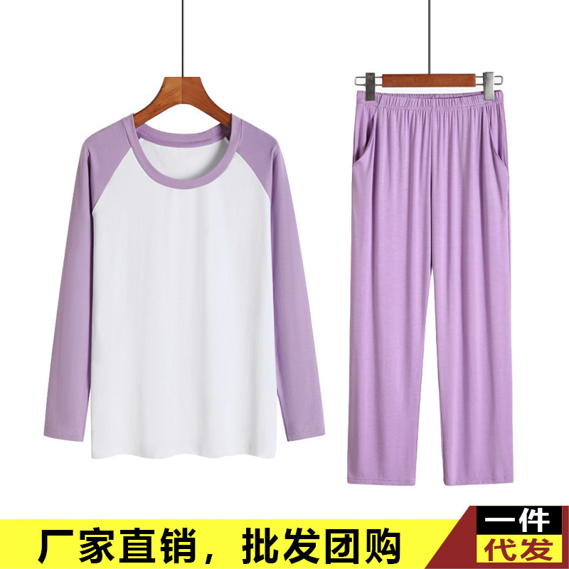 Bộ đồ mùa thu mới của bà Mordell và bộ đồ mùa đông với tay áo dài và những chiếc áo dài duyên dáng, mái tóc màu xám.