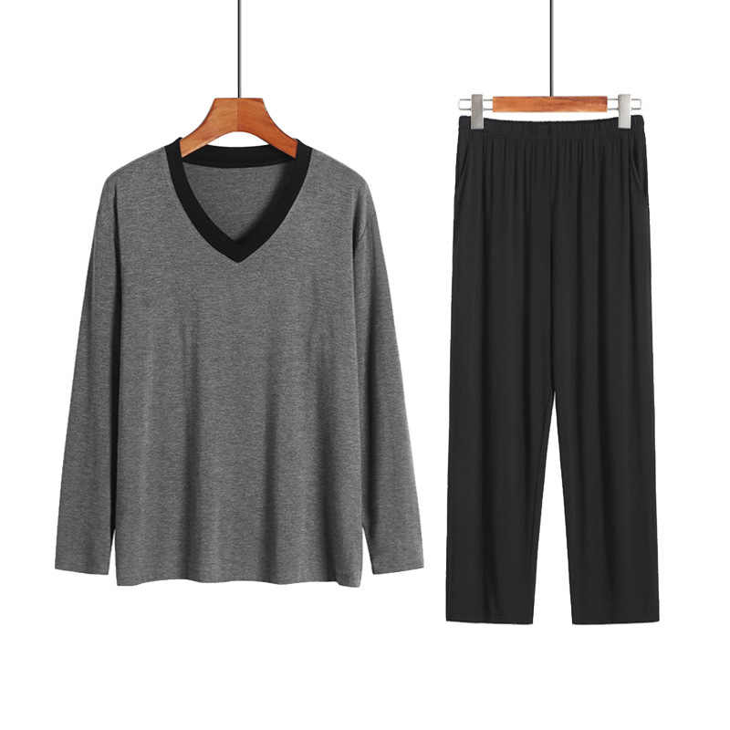 Vào mùa thu và mùa đông, những chiếc áo pyjama của một người đàn ông, những chiếc áo dài, những chiếc áo lót dài, những chiếc quần lót mã lớn, một chiếc áo sơ mi rưỡi, một trên một.