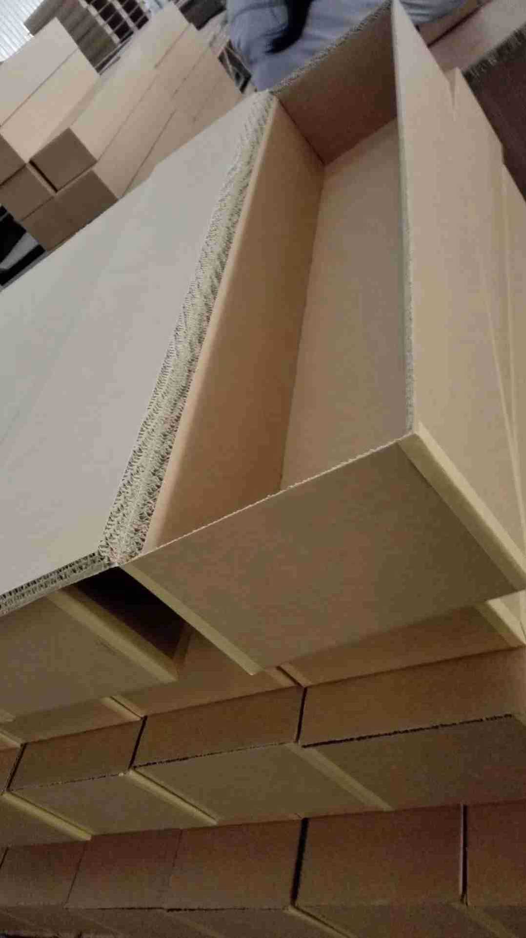 Pyramid box wallpaper tray to unseparate cardboard box