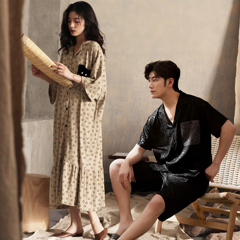 Một bộ đồ ngủ mới, một bộ đồ ngủ ngắn của quý cô mùa hè.