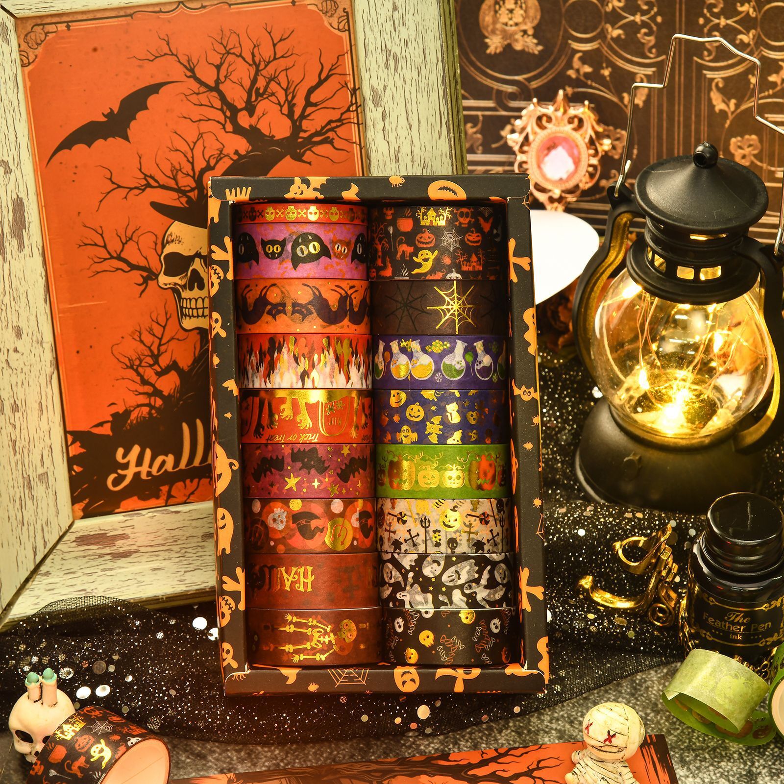 Các nhãn hiệu Halloween và băng dính, học sinh được dán mặt gia-tinh.
