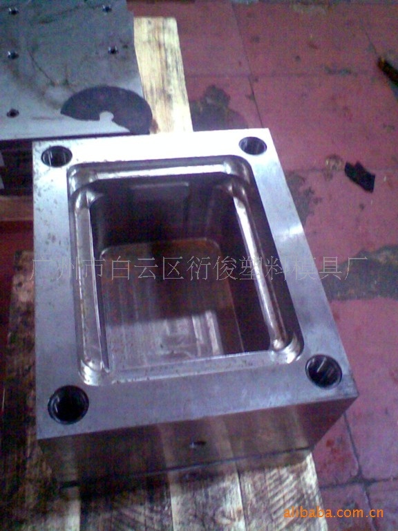 Plastic moulds are made in plastic ice drums made from precision plastic moulds at the plastic stylist processing plant.