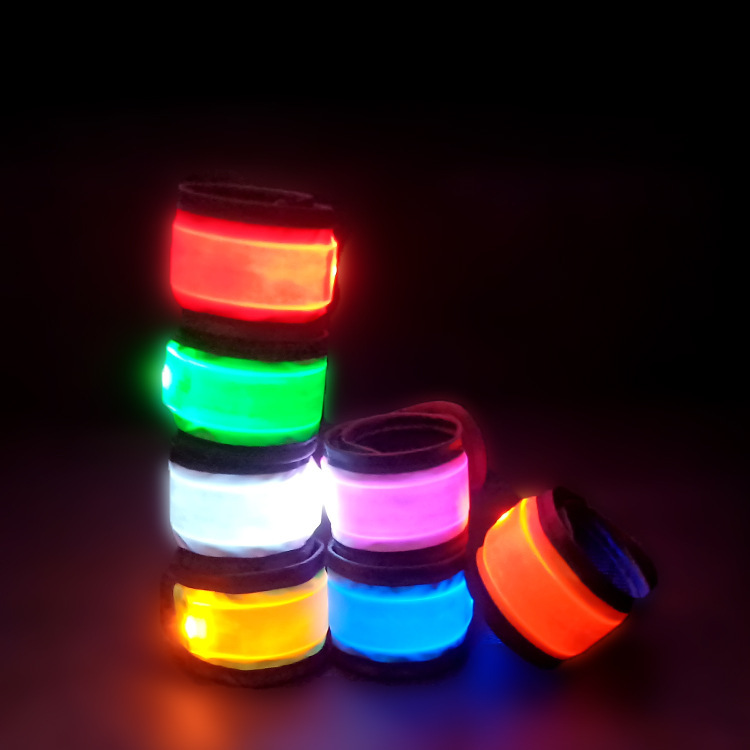 Nhà máy bán đèn LED và xe điện ngoài trời.