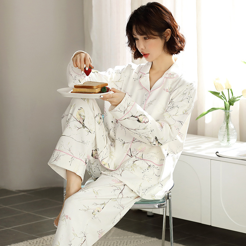 Quả bom đỏ cho những phụ nữ đang cho bú sữa mẹ trong mùa xuân và mùa thu sau khi họ giao áo sơ mi