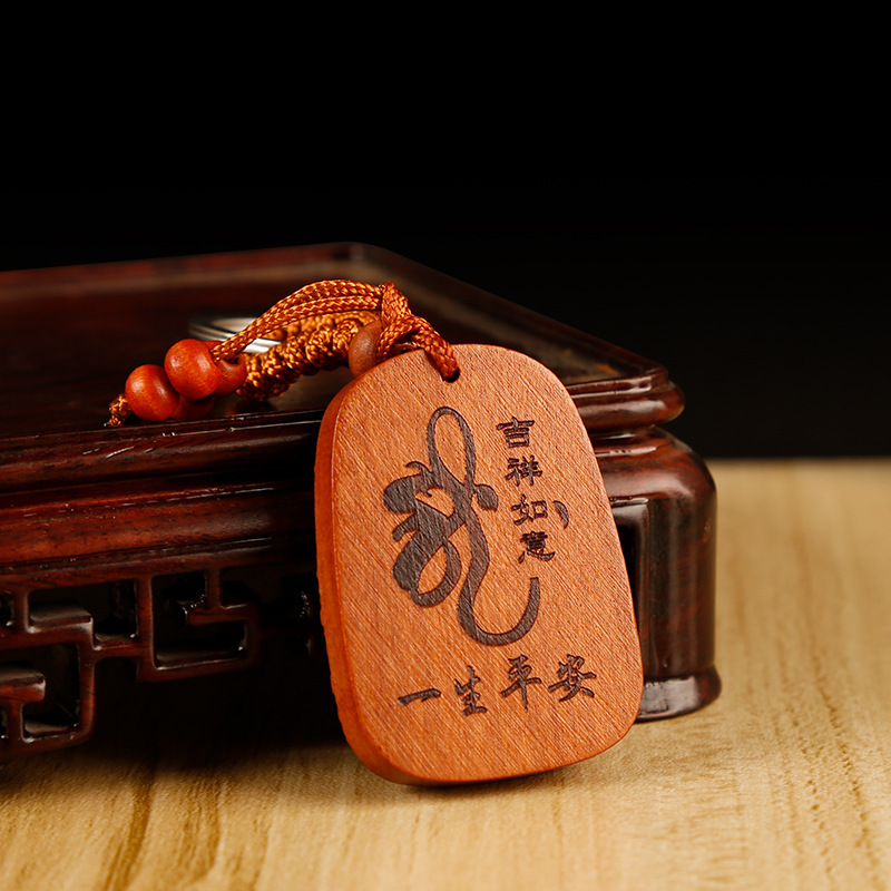 Peace Dragon-tree đã cài nút khóa xe, tay được bọc bằng gỗ.