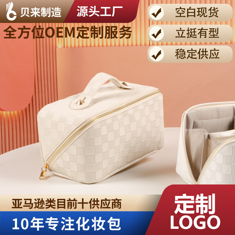 A large-capacity, high-fascility traveler make-up bag, hand-carrying leather pillow wash.