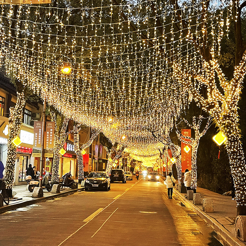 Solar lights are distributed in large quantities with star-doring lights flashing lights outside the stars' falls.