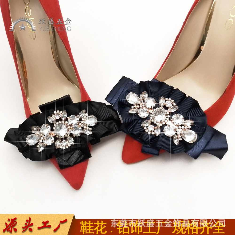 Sắp xếp chéo hàng hóa ma thuật lái xe được khoan cho những đôi giày có pha lê và nút áo.