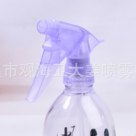 Những người làm vườn trồng hoa tại nhà với những thùng nhỏ làm vườn.