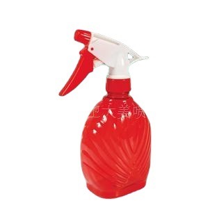 Một thùng nhỏ chứa chất khử trùng cồn do bình phun áp suất với một can nước nhỏ, trong suốt.