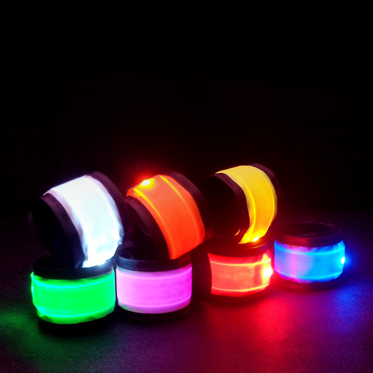 Nhà máy bán đèn LED và xe điện ngoài trời.