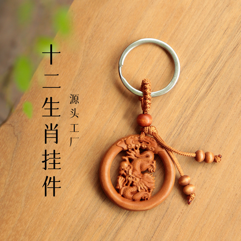 Một nhà điêu khắc xe hơi có chìa khóa ở cả hai bên.