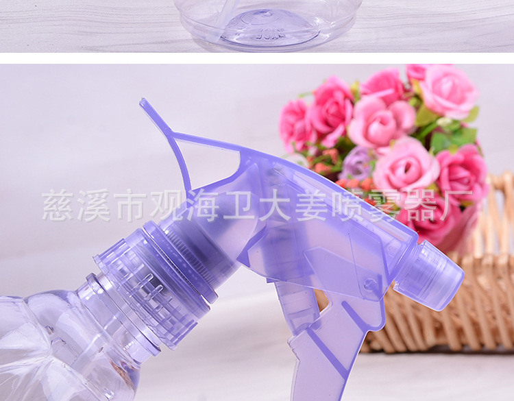 Một ấm nước trong nước nhỏ làm vườn, nhựa cây đa chất béo, một bồn nước trong nước, qua đường ống