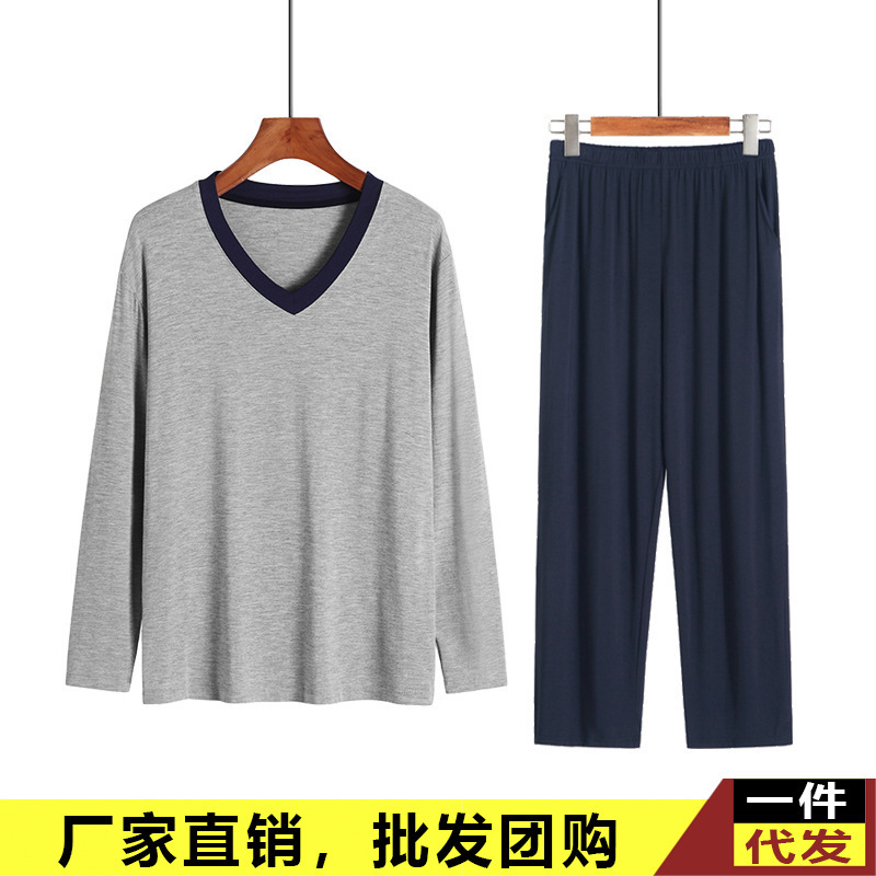 Vào mùa thu và mùa đông, những chiếc áo pyjama của một người đàn ông, những chiếc áo dài, những chiếc áo lót dài, những chiếc quần lót mã lớn, một chiếc áo sơ mi rưỡi, một trên một.