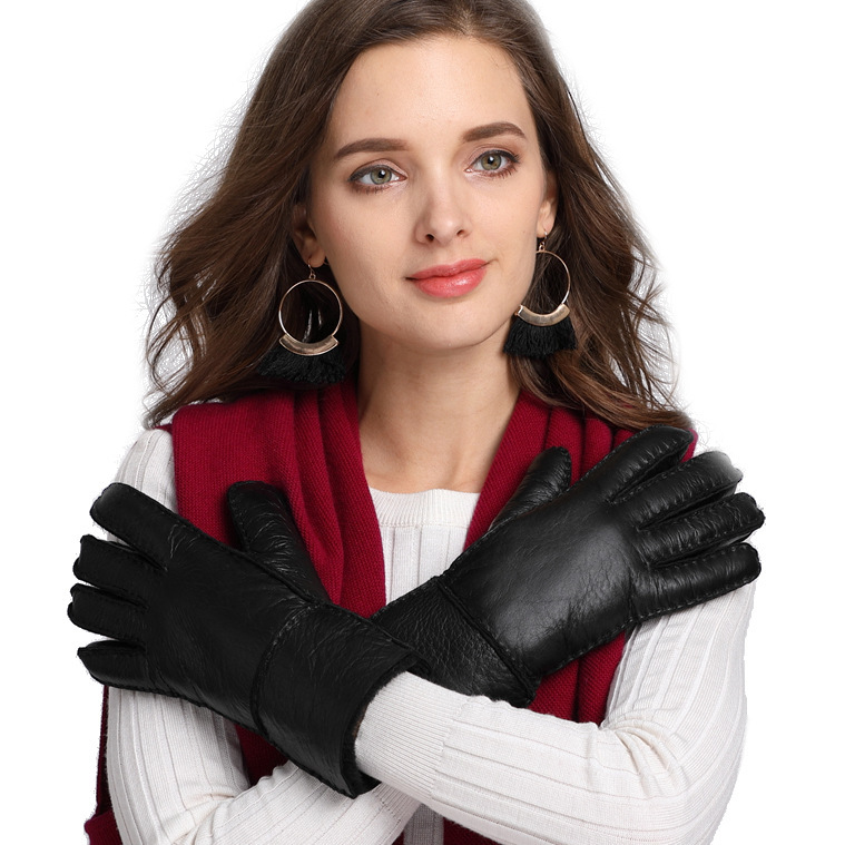 Amazon sells a leather-covered, bare-backed female glove for the outdoors of autumn and winter.