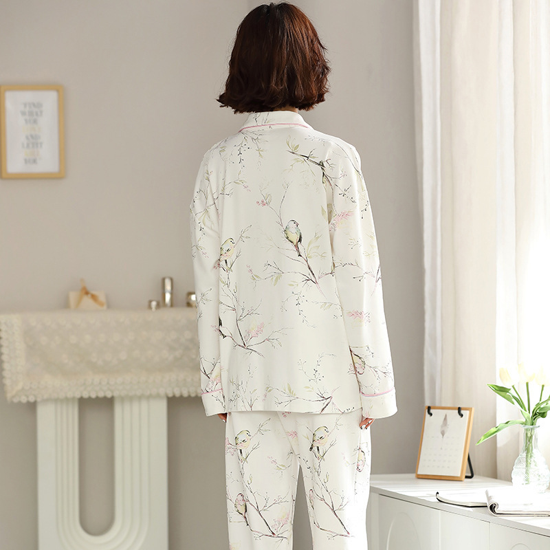 Quả bom đỏ cho những phụ nữ đang cho bú sữa mẹ trong mùa xuân và mùa thu sau khi họ giao áo sơ mi