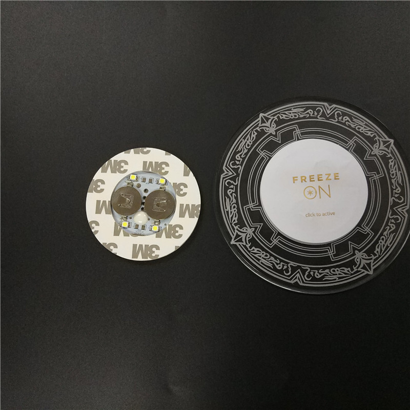Tấm chiếu đèn LED, chiếu kính, đáy chai bia ở quầy bar.