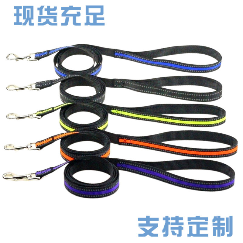 Một con chó Amazon mới kéo dây thừng, một sợi dây thừng to phản ánh con chó, và con chó đi bộ.