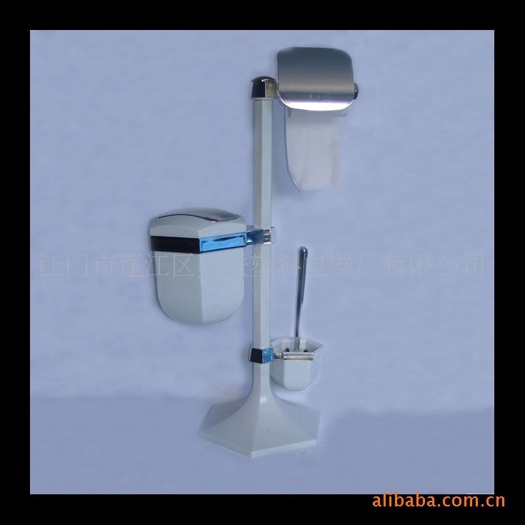 Đồ dùng phòng tắm, bàn chải, thùng rác, khăn giấy, quần áo.