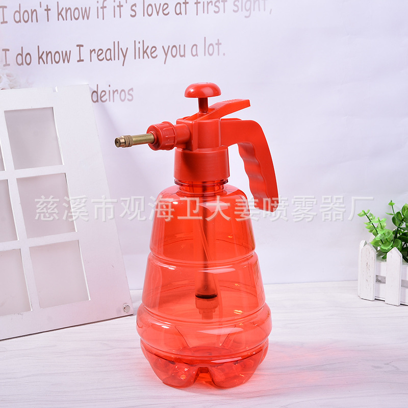 Cái ấm nước trong suốt đã sẵn sàng làm bằng cây gai đã được chế tạo ra hai vòi phun nước, dùng vòi phun vườn nhựa để cày.