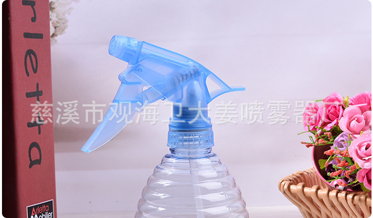 Máy phun nhựa bằng tay được bán trực tiếp tại siêu thị.