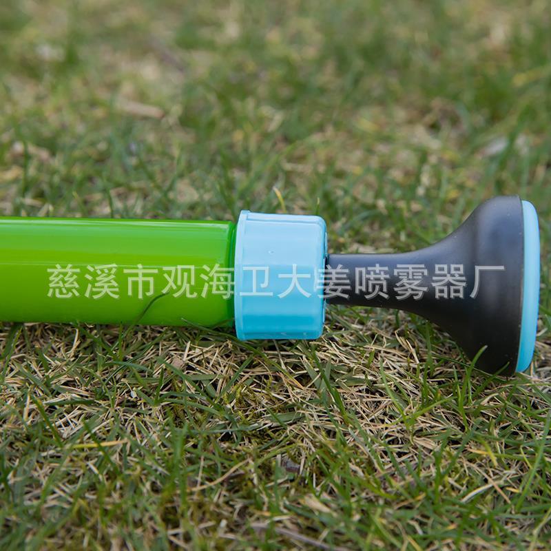 Kéo một bình xịt Coca-Cola và đổ hoa vào một bình xịt đa mục đích với một bình xịt bằng tay cầm tay.