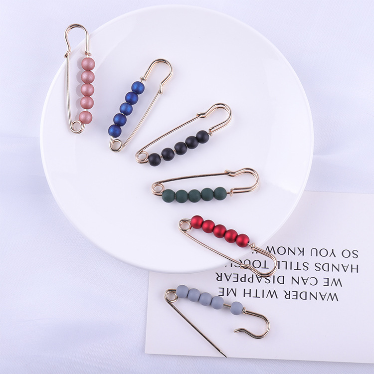 "Simply sanded beads with light and air-proof needles fixed on the back of the pins, a pure Korean decorative needle."