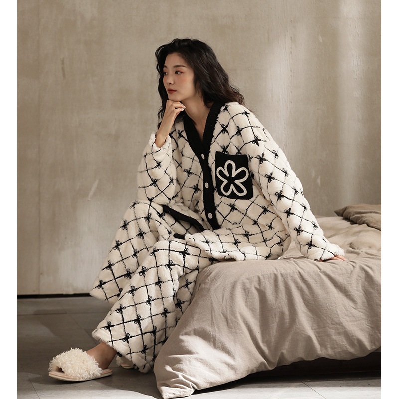 Lớp nhung san hô Pyjamas, mùa đông năm 2024, có thể mặc thêm những bó hoa bằng nhung.