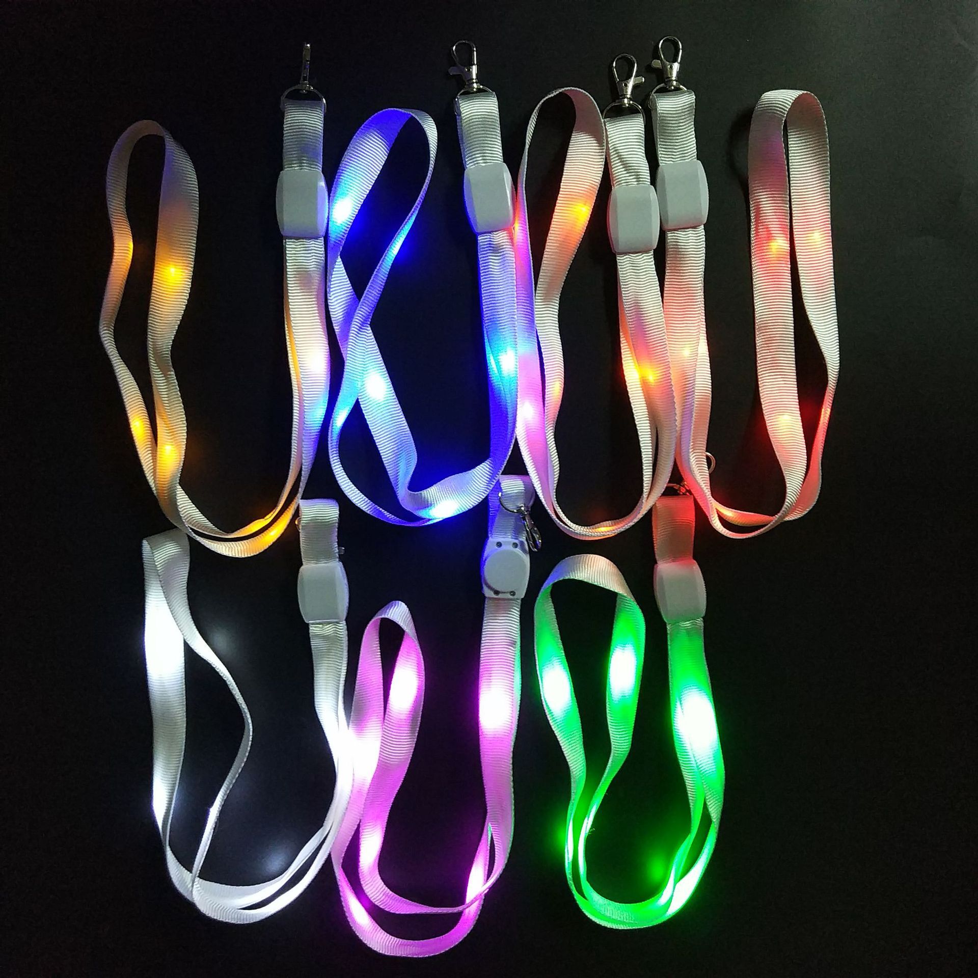 Dây nhận dạng cây, đèn pin, dây nylon.