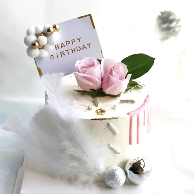 A small square twilight ball, a gold ball, a rich, rich, beautiful birthday cake decorated sticker.