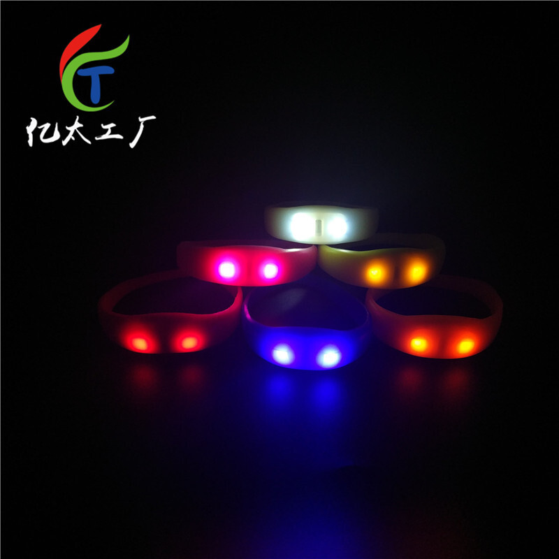 Đèn LED, vòng tay sáng rực.