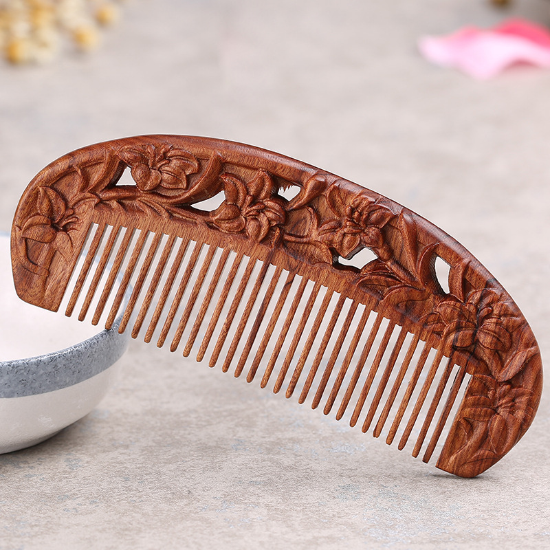 Những chiếc bàn chải axit được đánh bóng bằng tay và làm ra những túi đựng một cái lược nút bấm và tùy chỉnh cho một cái hộp chải tóc.