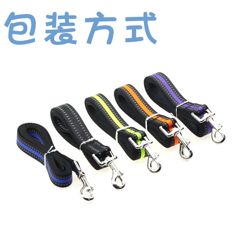 Một con chó Amazon mới kéo dây thừng, một sợi dây thừng to phản ánh con chó, và con chó đi bộ.