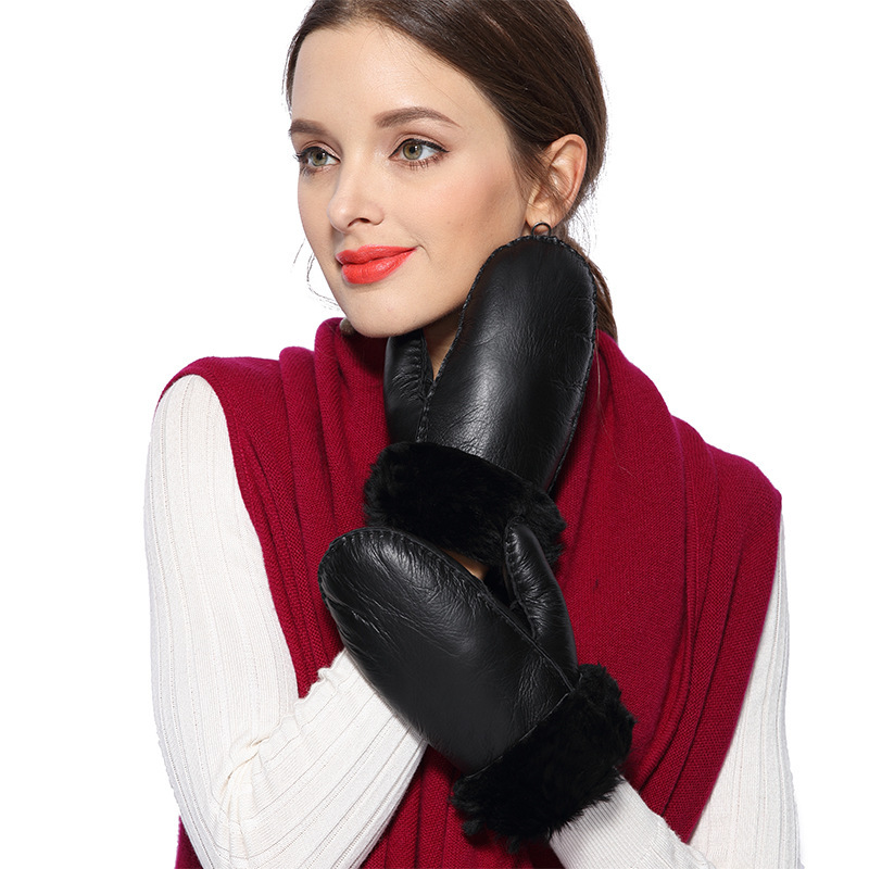 The Amazon sells hairy, leathery-skinned gloves for the outdoors of autumn and winter.