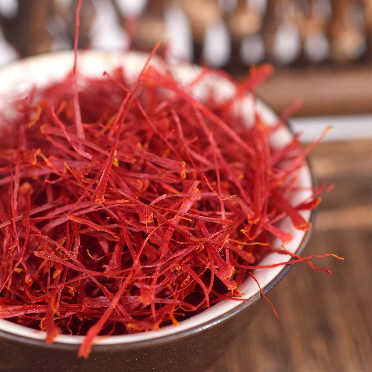 "Hands of red flowers, a source of hand-held goods, live vibrating, 1 gram, 3 grams of iron boxes in Iran, and red flowers, and hair.