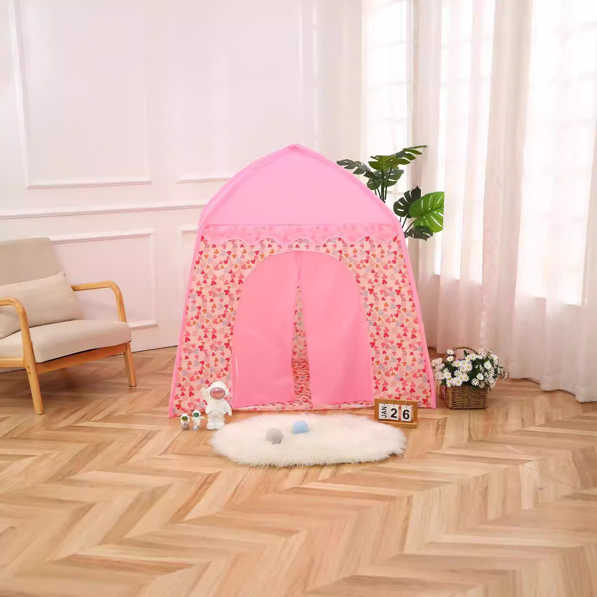 Đứa bé đồ chơi trèo qua nhà chơi và ngủ trên giường riêng.