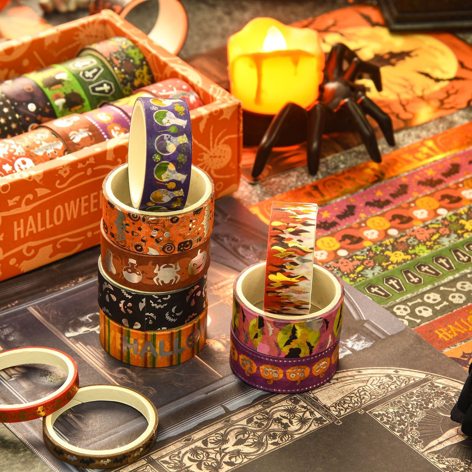 Các nhãn hiệu Halloween và băng dính, học sinh được dán mặt gia-tinh.