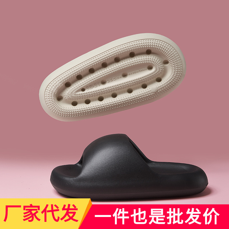 Một cô gái mang giày nhà với một cái mát xa sàn mềm trong phòng tắm trong nhà.