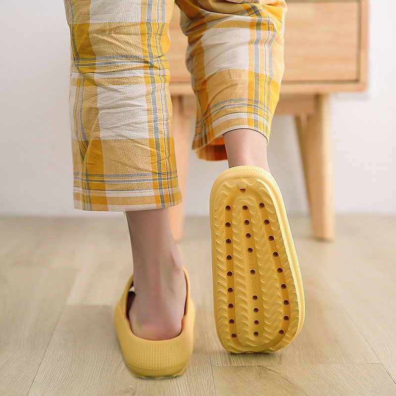 Bước chân mới của Shains bị rò rỉ ánh sáng trong nhà đôi giày cao gót của cặp đôi.