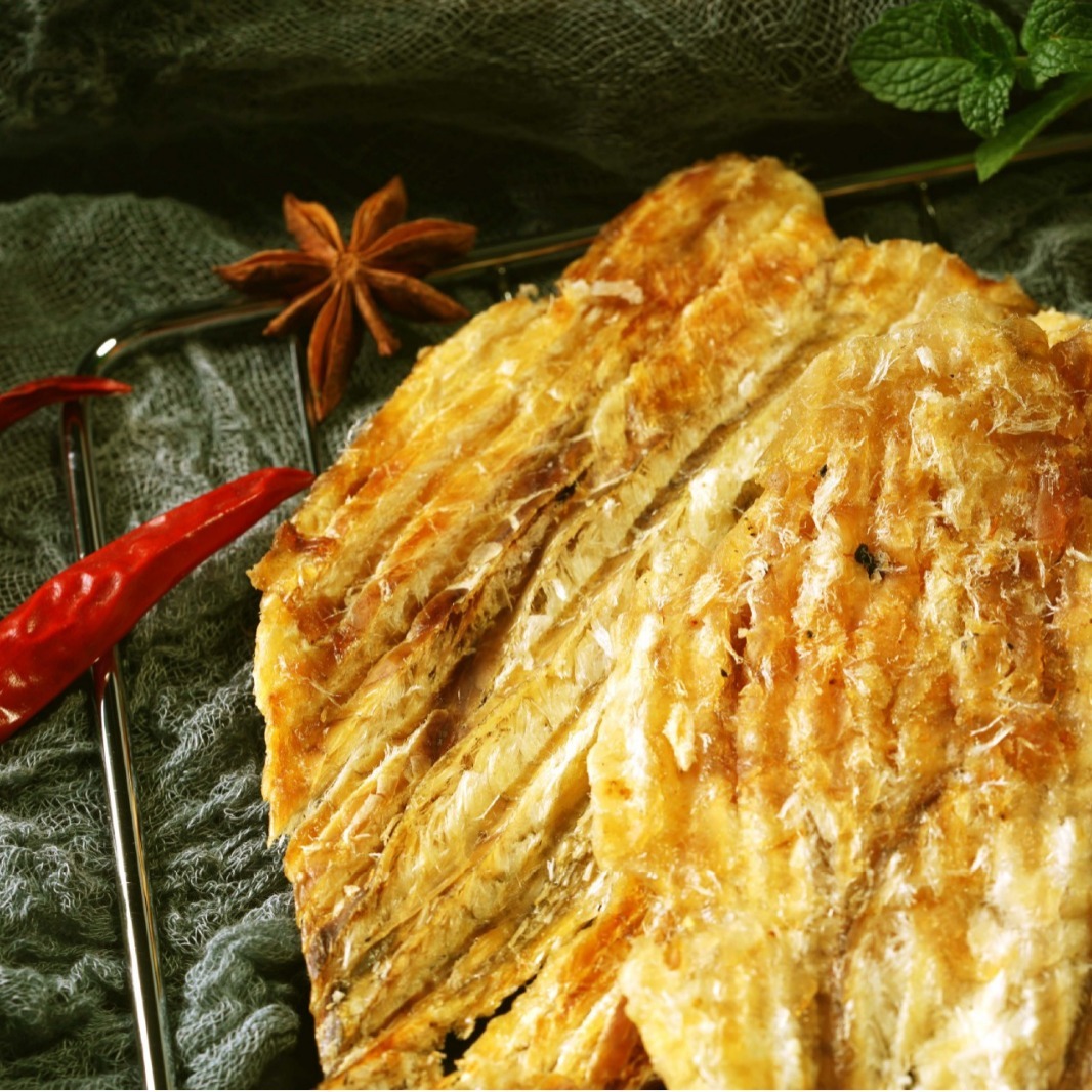 Miida, phụ nữ có thai và trẻ em mang thức ăn khô và cá bơ và cá nướng.