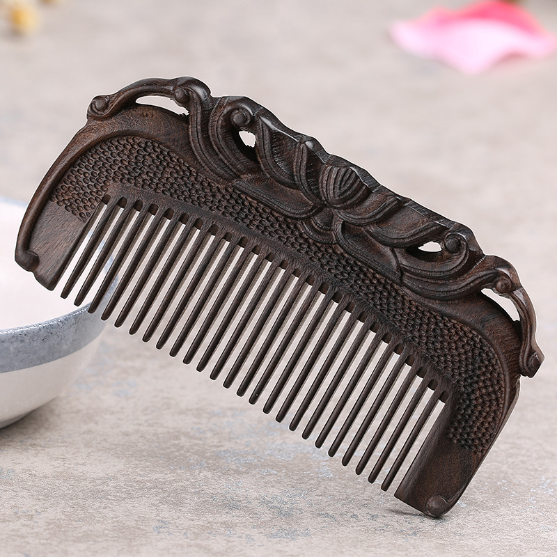 lược, bánh bao nhỏ, răng được ghép lại, rất nhiều tiền cho bạn gái, lược gỗ, bao bì.